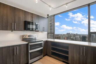1 E Oak St in Chicago, IL - Building Photo - Building Photo