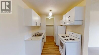 9515-9100 100 Ave. in Grande Prairie, AB - Building Photo - Building Photo