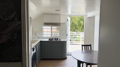 301 W 1st St in San Dimas, CA - Foto de edificio - Building Photo