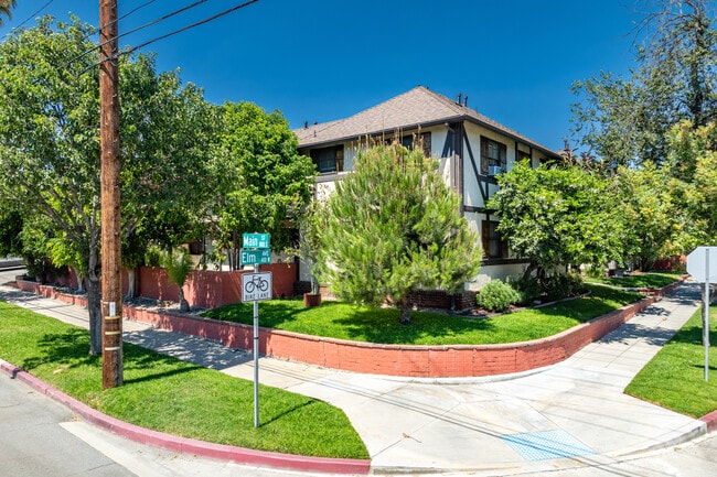 457 W Elm Ave in Burbank, CA - Building Photo - Building Photo