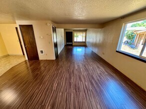 162 SE Atwood Ave in Corvallis, OR - Building Photo - Building Photo