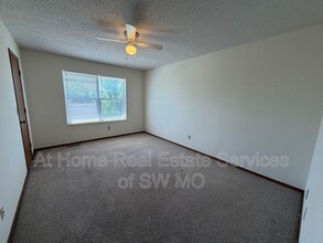 1189 W Hall St in Ozark, MO - Building Photo - Building Photo