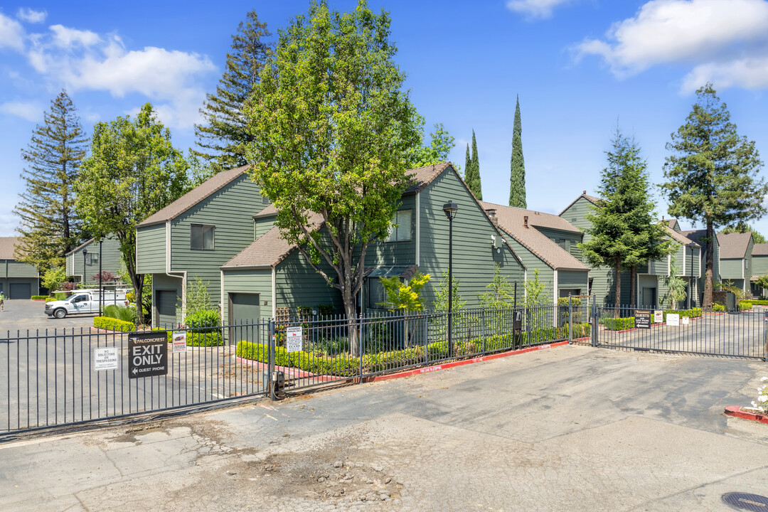 Falconcrest in Stockton, CA - Foto de edificio