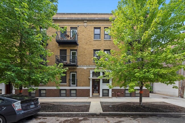 property at 1952 W Byron St