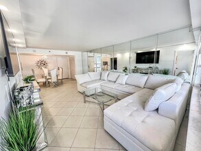 5225 Collins Ave in Miami, FL - Building Photo - Building Photo