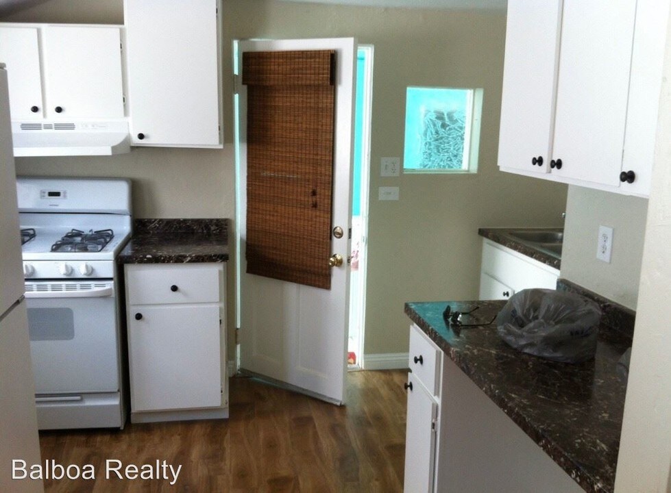 915 E Balboa Blvd in Newport Beach, CA - Building Photo