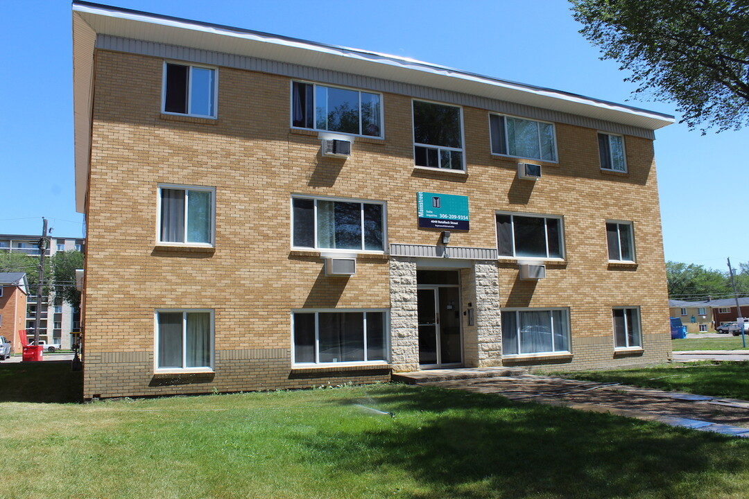 Ret 4049 in Regina, SK - Building Photo