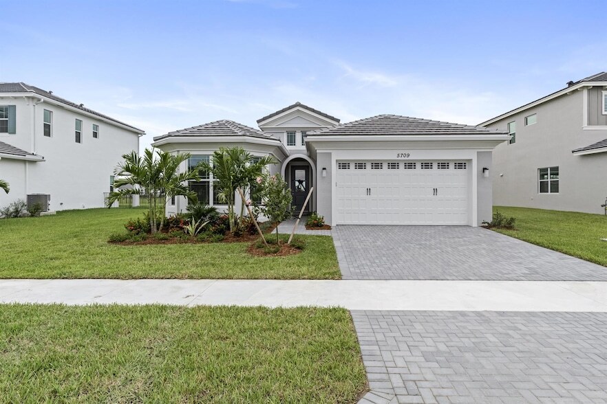 5709 Bristlecone Cmns, Unit 5 in Loxahatchee, FL - Building Photo