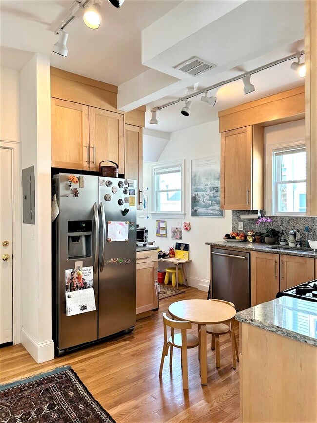 20 Concord Ave, Unit 2 in Somerville, MA - Foto de edificio - Building Photo