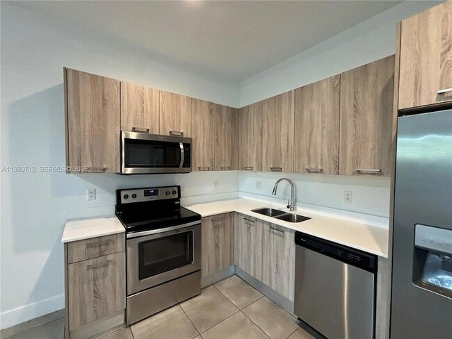 440 NE 35th Ct in Oakland Park, FL - Foto de edificio - Building Photo