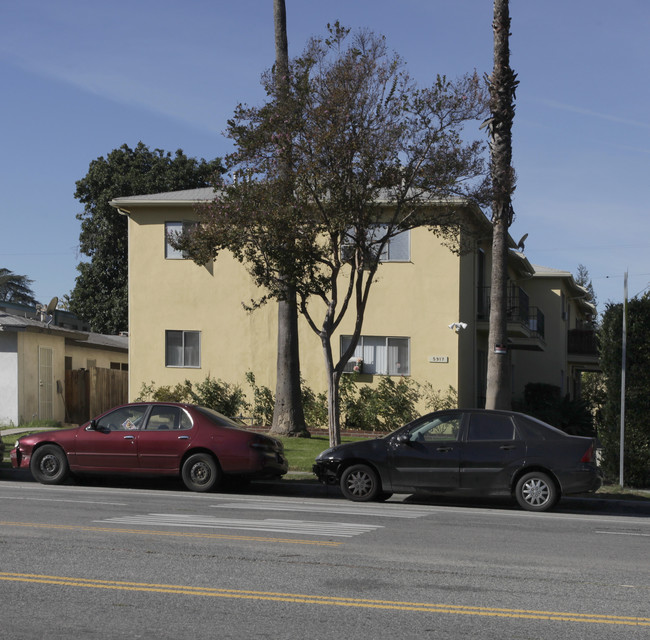 5917 Laurel Canyon Blvd in Valley Village, CA - Foto de edificio - Building Photo