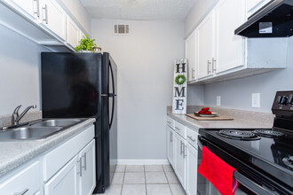 Oakwood Place Apartments in Dallas, TX - Building Photo - Interior Photo