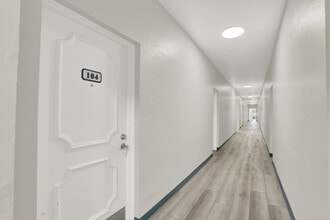 299 SW 7th St in Boca Raton, FL - Building Photo - Building Photo