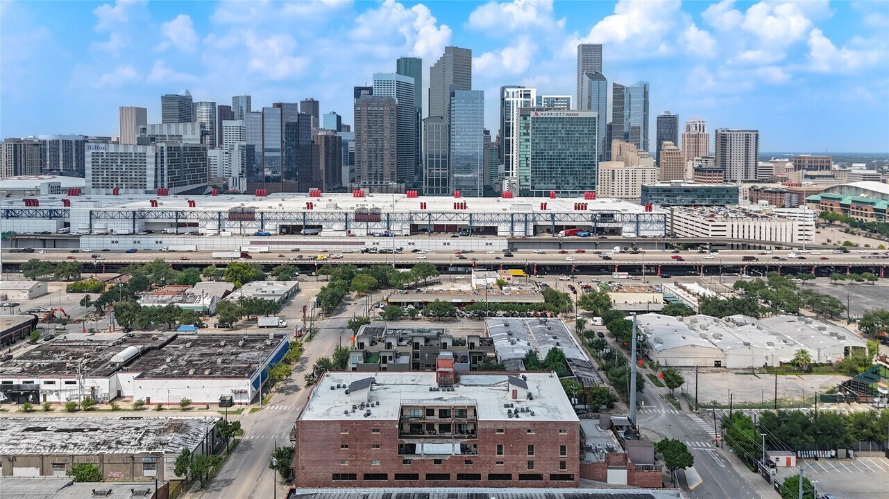 2205 McKinney St in Houston, TX - Building Photo