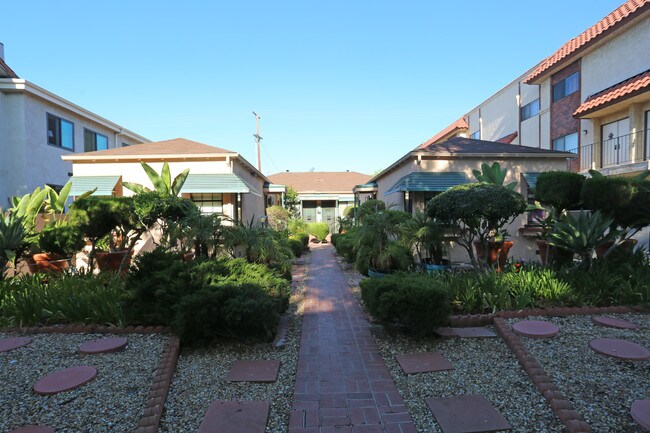 221 N Isabel St in Glendale, CA - Building Photo - Building Photo