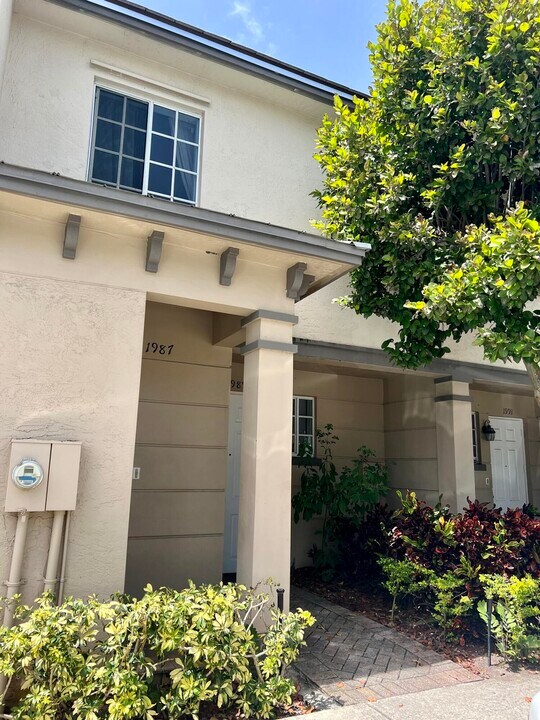 1989 Marsh Harbor Dr in Riviera Beach, FL - Building Photo