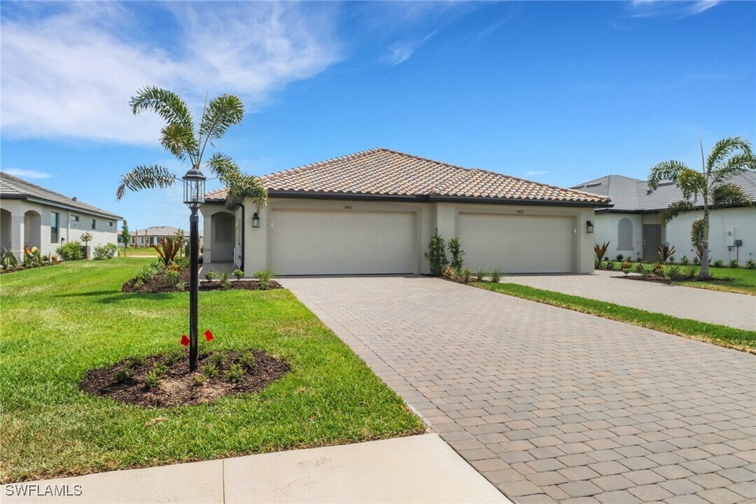 19541 Hinkley Dr in Estero, FL - Building Photo