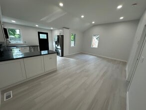 119 W Rogues Path in Huntington, NY - Building Photo - Building Photo
