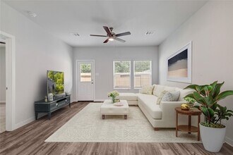 211 Intrepid Trl in Magnolia, TX - Foto de edificio - Building Photo