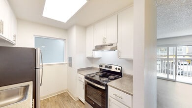 521 Alameda del Prado in Novato, CA - Building Photo - Building Photo