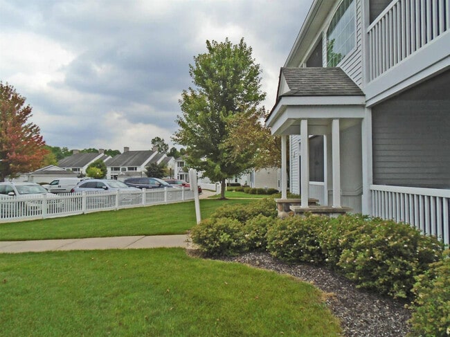 2800 S Knightsbridge Cir in Ann Arbor, MI - Building Photo - Building Photo