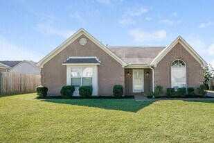 200 Village Dr in Oakland, TN - Building Photo