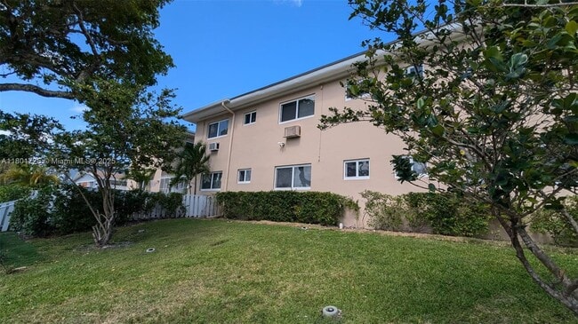 16911 NE 21st Ave in North Miami Beach, FL - Building Photo - Building Photo