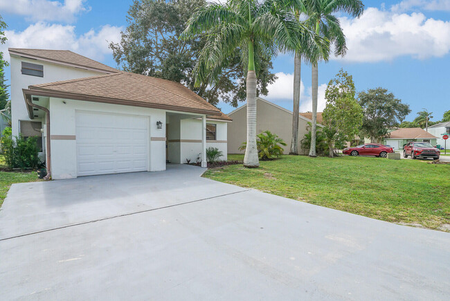 84 Magnolia Cir in Boynton Beach, FL - Building Photo - Building Photo