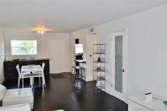 61 Collins Ct in Miami Beach, FL - Building Photo - Building Photo