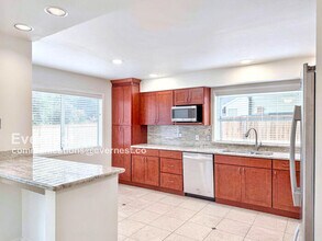 24341 SE 42nd Pl in Issaquah, WA - Building Photo - Building Photo