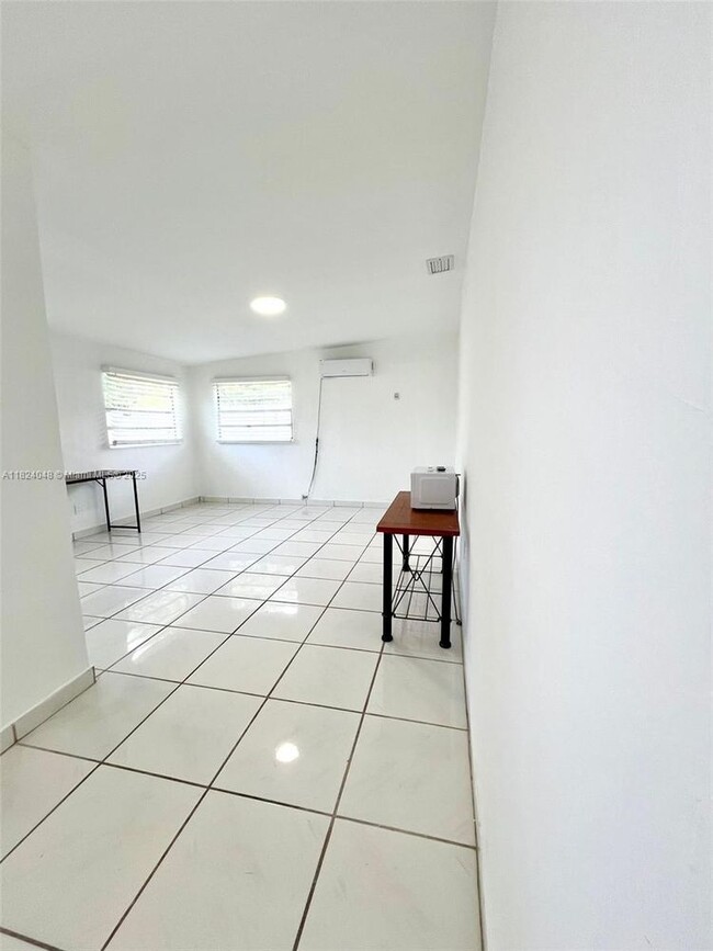 1666 NE 183rd St in North Miami Beach, FL - Building Photo - Building Photo