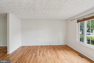 8490 Rippled Creek Ct in Springfield, VA - Foto de edificio - Building Photo