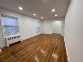 77 Forest Hill Pkwy in Newark, NJ - Foto de edificio - Building Photo