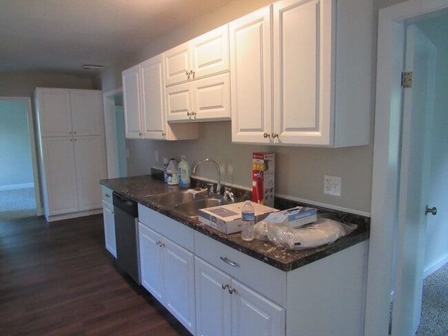 19 Chapman St in Dracut, MA - Foto de edificio - Building Photo