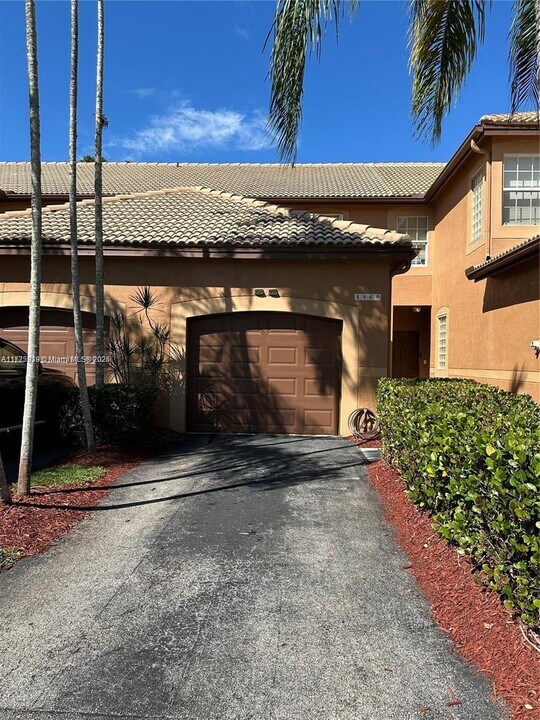 1569 Veracruz Ln in Weston, FL - Building Photo