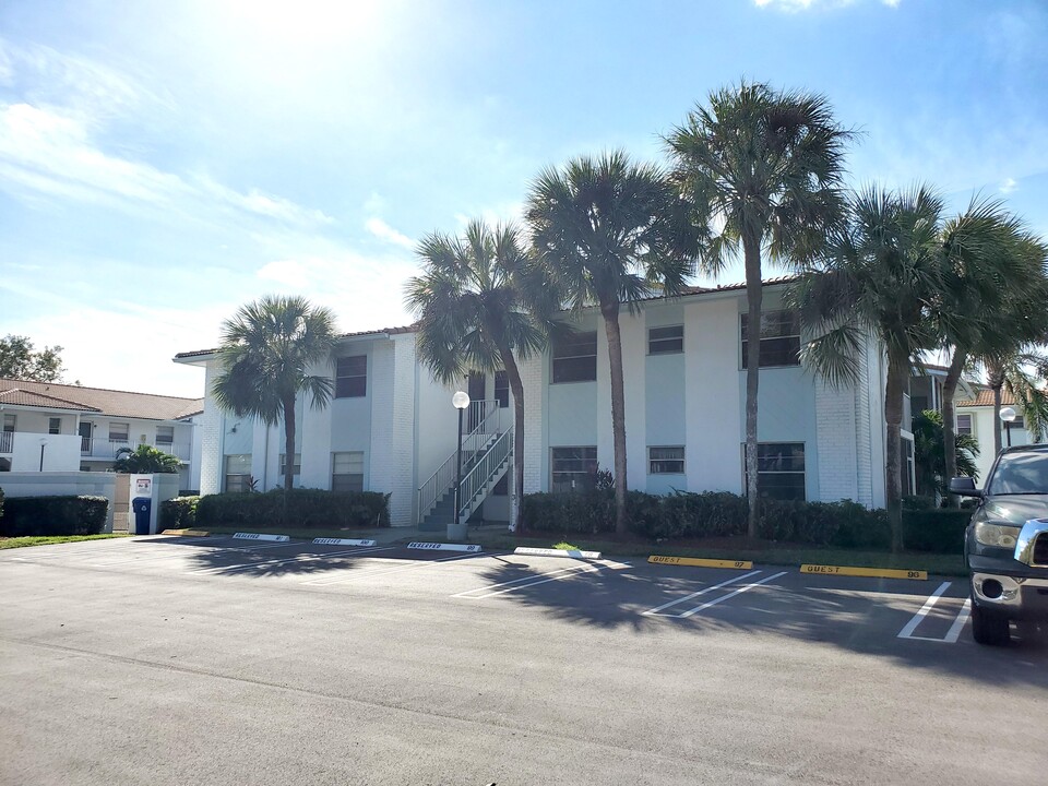 2710 Forest Hills Blvd in Coral Springs, FL - Foto de edificio