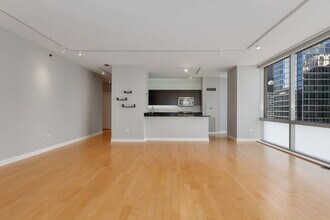 8 E Randolph St in Chicago, IL - Building Photo - Building Photo