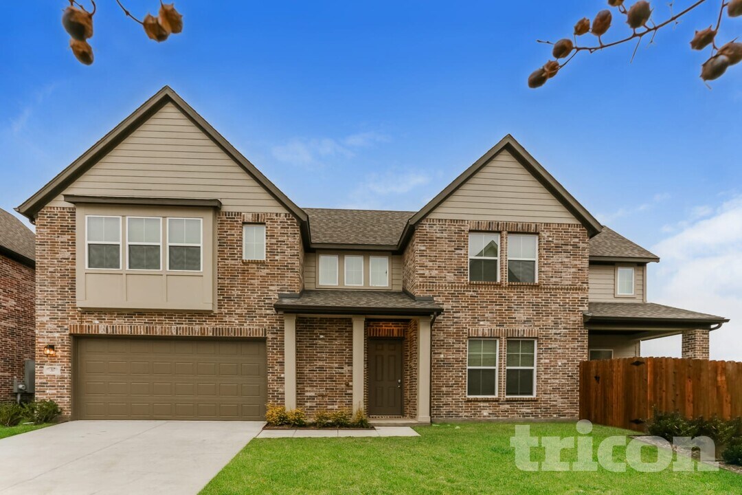 317 Lincoln Cir in Saginaw, TX - Foto de edificio