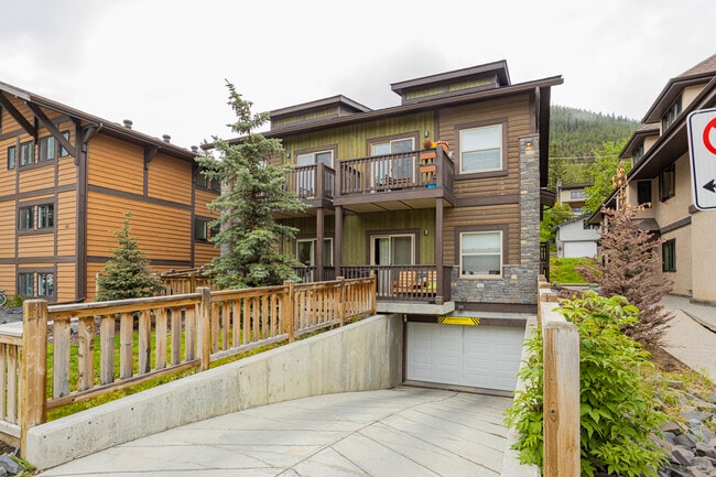 510 Banff Av in Banff, AB - Building Photo - Building Photo