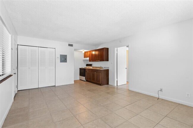 2082 NW 43 Terrace in Lauderhill, FL - Foto de edificio - Building Photo