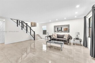 10250 NW 76th Terrace in Doral, FL - Building Photo - Building Photo