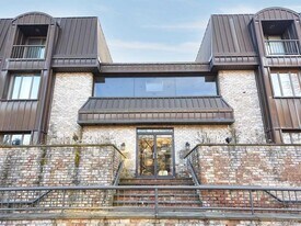 130 S Middle Neck Rd in Great Neck Plaza, NY - Building Photo