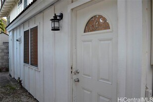 777 Kalanipuu St in Honolulu, HI - Building Photo