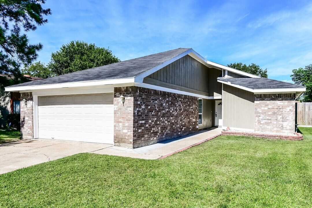 17422 Lobo Trail in Houston, TX - Building Photo