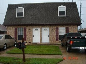 3308 Pakenham Dr in Chalmette, LA - Building Photo