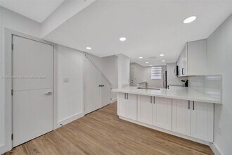 245 NW 109th Ave in Doral, FL - Building Photo - Building Photo