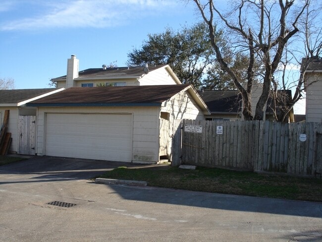 6620 Westwick Dr in Houston, TX - Building Photo - Building Photo