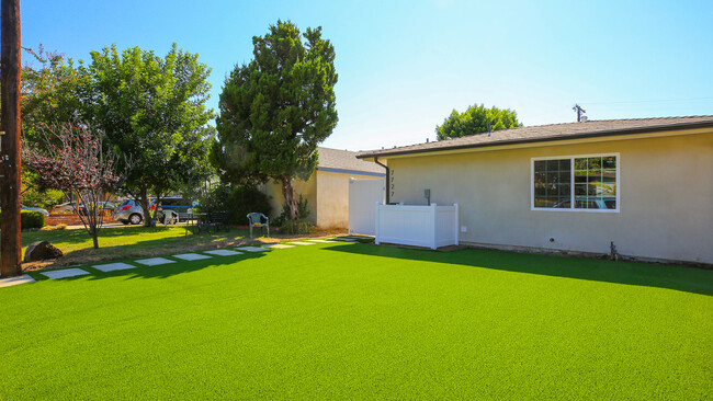 7727 Shady Cove Ave, Unit A in Burbank, CA - Foto de edificio - Building Photo