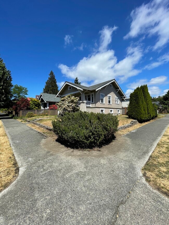 5454 45th Ave SW, Unit B - Basement