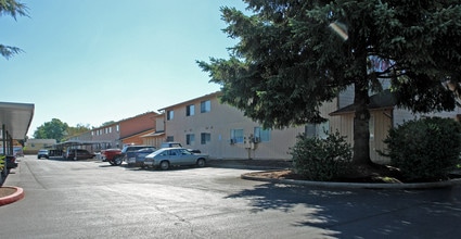 Devonshire Court Apartments in Salem, OR - Building Photo - Building Photo